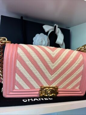 CHANEL Boy Bag 💕
Stunning pink & ivory chevron tweed with gold-tone hardware. A+